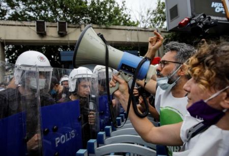 «Όχι» των Τούρκων στο σχέδιο Ερντογάν για τη διώρυγα καθώς βαθαίνει η οικονομική κρίση