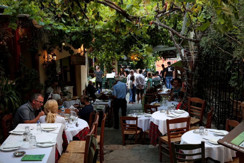 Προνόμια εμβολιασμένων: Τι αλλάζει σε εστίαση, θέατρα, σινεμά, κέντρα διασκέδασης και γήπεδα