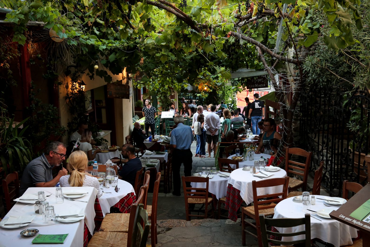 Προνόμια εμβολιασμένων: Τι αλλάζει σε εστίαση, θέατρα, σινεμά, κέντρα διασκέδασης και γήπεδα