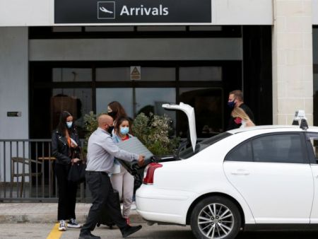 Κορωνοϊος: Η Μάλτα απαγορεύει την είσοδο σε ανεμβολίαστους Βρετανούς τουρίστες