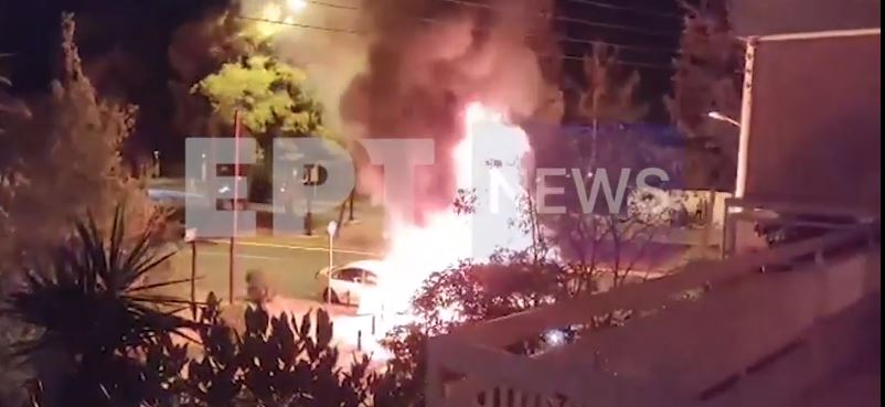 Βίντεο – ντοκουμέντο από το τροχαίο στο Καβούρι: Παρανάλωμα του πυρός τα αυτοκίνητα