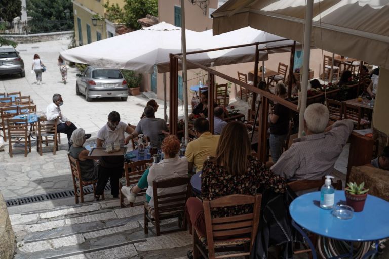 Κορωνοϊός: Η μετάλλαξη Δέλτα αλλάζει τα σχέδια για την εστίαση – Τι θα γίνει με νέα μέτρα και κλειστούς χώρους