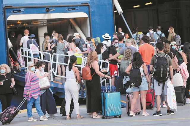 Το τέταρτο κύμα φουσκώνει ήδη και θα κορυφωθεί τον Αύγουστο