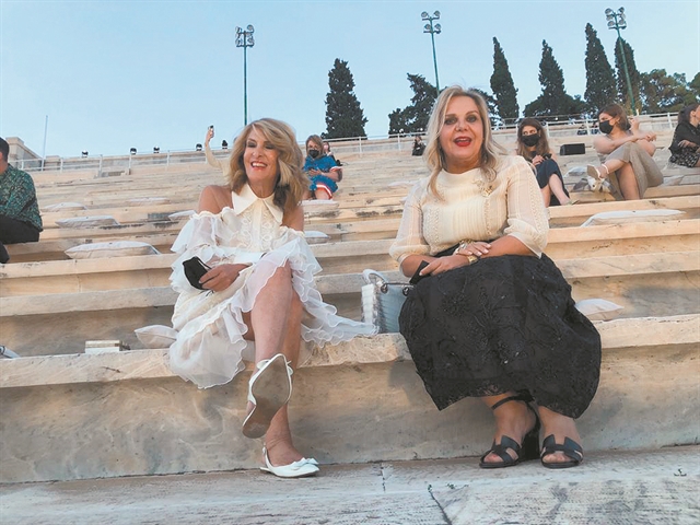 Υπερθέαμα-ύμνος στην Ελλάδα