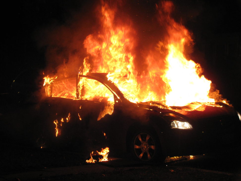Εμπρηστικές επιθέσεις τη νύχτα στην Αττική – Εκαψαν αυτοκίνητα