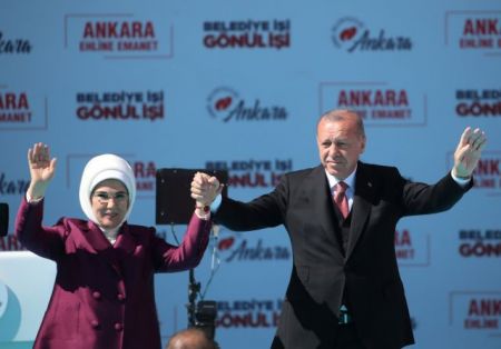 Τουρκία: Η σύζυγος  Ερντογάν καλεί τους πολίτες να μειώσουν… τις μερίδες φαγητού