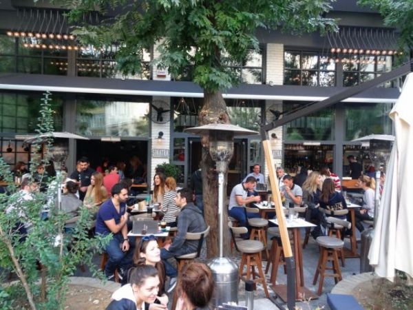 Εστιατόρια, μπαρ: Πώς λειτουργούν το πρώτο Σαββατοκύριακο χωρίς νυχτερινή απαγόρευση