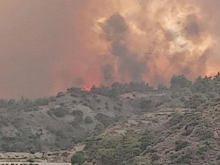 Κύπρος: Πύρινη κόλαση – Εκκενώνονται χωριά – Κάηκαν σπίτια