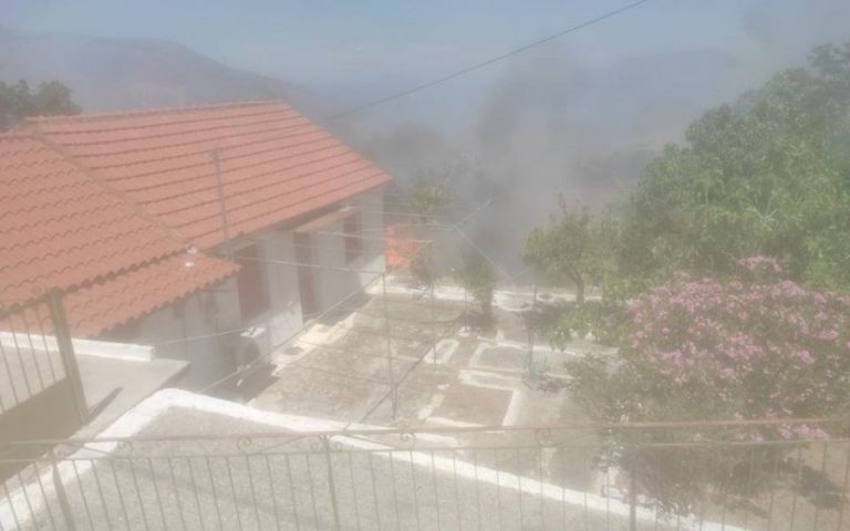 Φωτιά στην Κεφαλονιά: Στις αυλές των σπιτιών οι φλόγες – Εκκενώθηκαν οικισμοί | tovima.gr