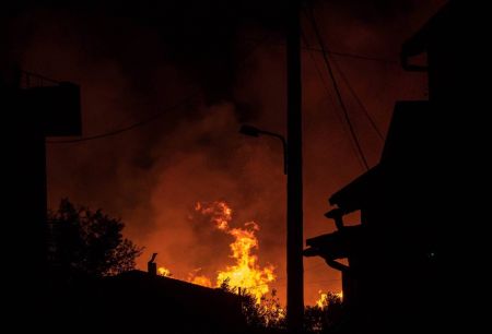 Φωτιά στην Κεφαλονιά: Εφιαλτική νύχτα – Συνεχίζεται η μάχη με τις φλόγες