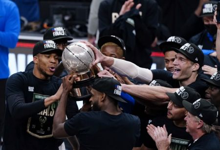 NBA: Ο Γιάννης αγκαλιά με την κούπα της Ανατολικής Περιφέρειας