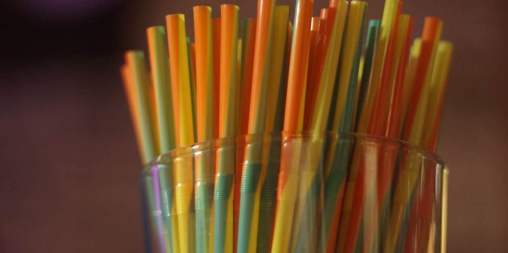 «Τέλος» για 10 είδη πλαστικών μίας χρήσης