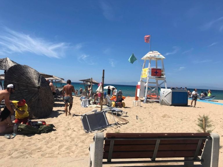 Χαλκιδική: Ανεμοστρόβιλος «χτύπησε» παραλία γεμάτη λουόμενους | tovima.gr