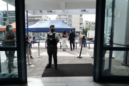 Η κυβέρνηση επιστρατεύει δημάρχους και περιφερειάρχες για να αυξηθούν οι εμβολιασμοί