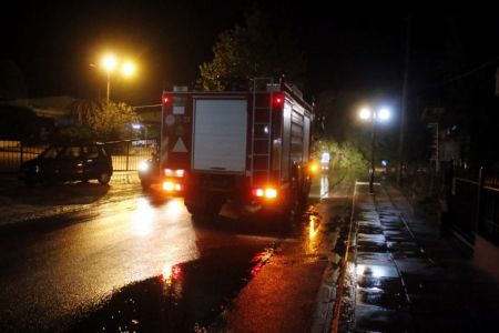 Λουτράκι: Aπεγκλωβίστηκαν 12 άτομα από τη φωτιά σε πολυκατοικία – Βίντεο με την επιχείρηση διάσωσης