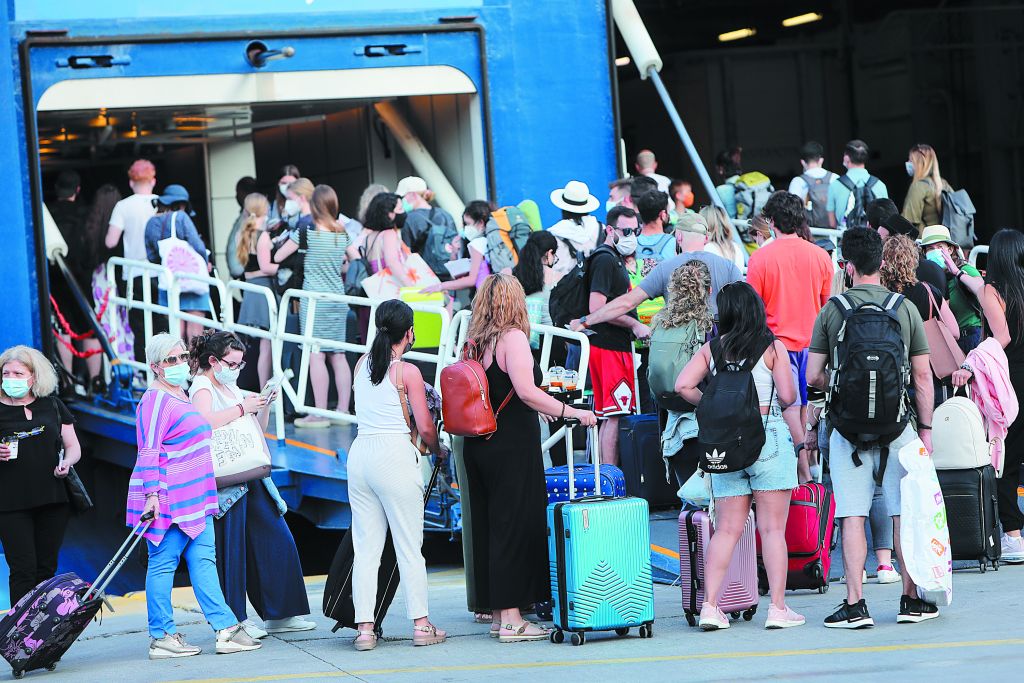 Υπό την απειλή της μετάλλαξης «Δ»: Συναγερμός στα νησιά – Τα δυσοίωνα προγνωστικά μοντέλα, το σχέδιο αναχαίτισης