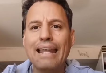 Eπίθεση του Πετράκου στον Αρκά για το σκίτσο με το εμβόλιο