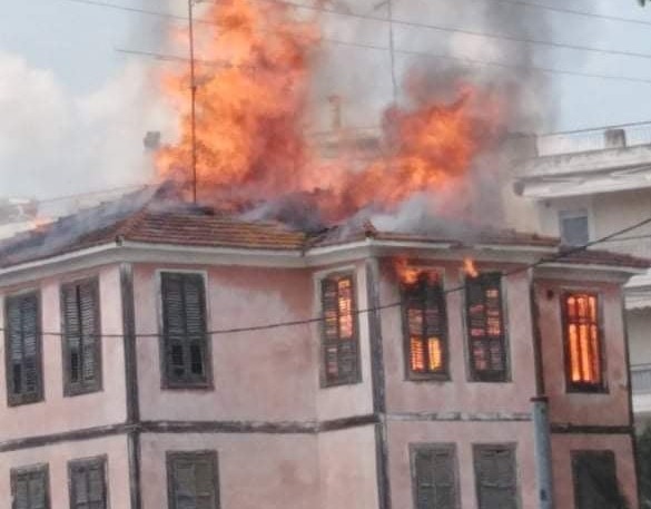Θεσσαλονίκη: Στις φλόγες διατηρητέο κτίριο στο κέντρο του Λαγκαδά | tovima.gr