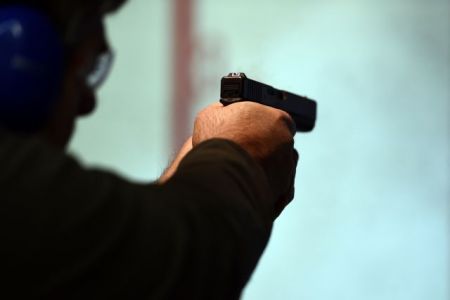 Χαλκιδική: Η στιγμή που 25χρονος πυροβολεί εν ψυχρώ δυο νέους έξω από μπαρ