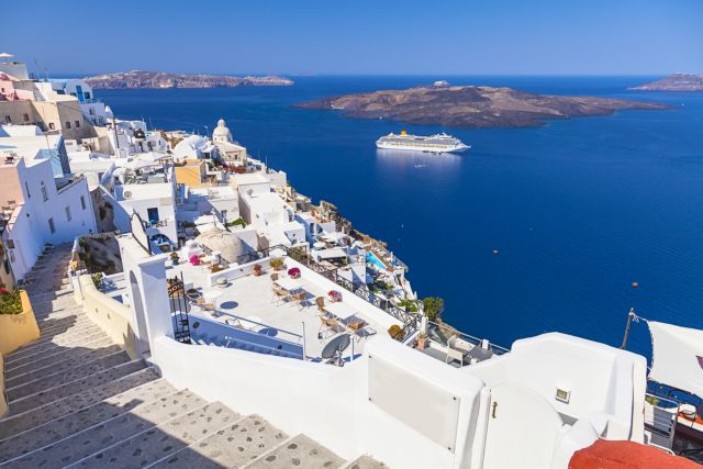 Santorini: Rescue plan to save the island from the frantic growth | tovima.gr