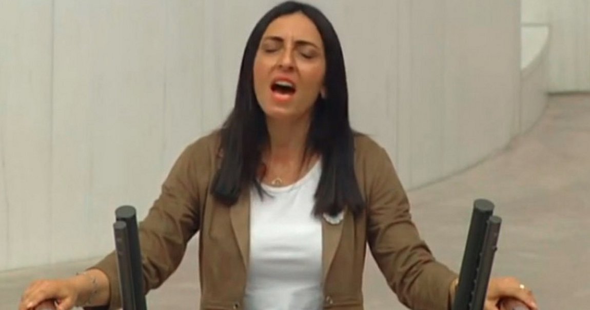 Τουρκία: Βουλευτίνα τραγούδησε κατά του Ερντογάν μέσα στη Βουλή
