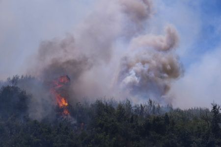 Oλονύκτια επιφυλακή για τις φωτιές σε Εύβοια και Βαρνάβα – Υψηλός κίνδυνος πυρκαγιάς την Κυριακή
