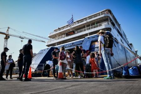 Γεμάτα κόσμο αναχωρούν από το λιμάνι του Πειραιά τα πλοία – Καθυστερήσεις λόγω των ελέγχων