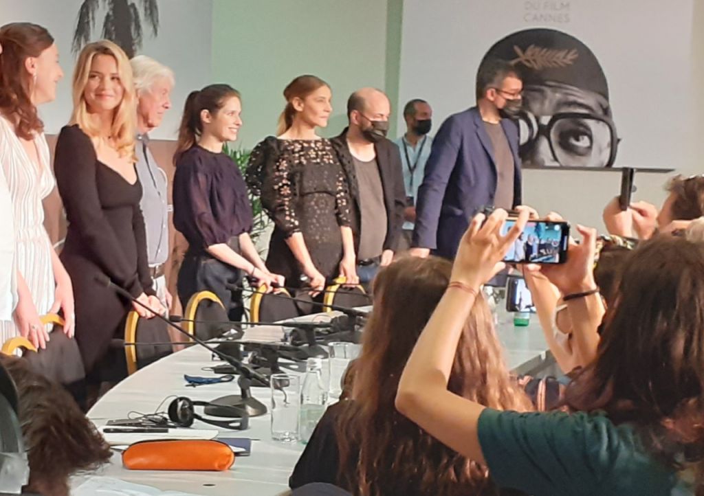 74o Φεστιβάλ Καννών : Η Δάφνη Πατακιά σκανδαλίζει τις Κάννες