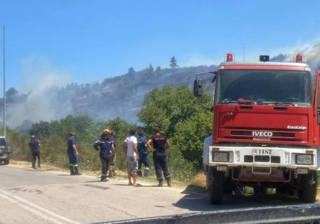 Μάχη με τις φλόγες σε τέσσερα μέτωπα – Συνεχείς αναζωπυρώσεις, διακοπές κυκλοφορίας, εκκένωση οικισμών