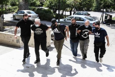 Ηλιούπολη: Ο άγνωστος βίος του ράπερ αστυνομικού-βιαστή – Οι σχέσεις με κύκλωμα σωματεμπορίας και η βαλκανική εταιρεία-βιτρίνα