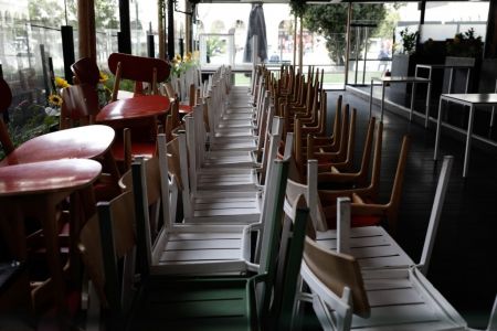 «Πονηροί» επαγγελματίες, αφελείς πολιτευτές