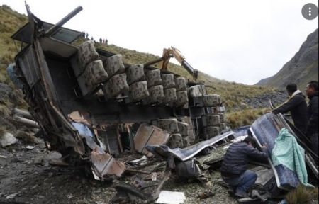 Βολιβία: Τραγωδία με τουλάχιστον 34 νεκρούς και 12 τραυματίες μετά από πτώση λεωφορείου σε χαράδρα