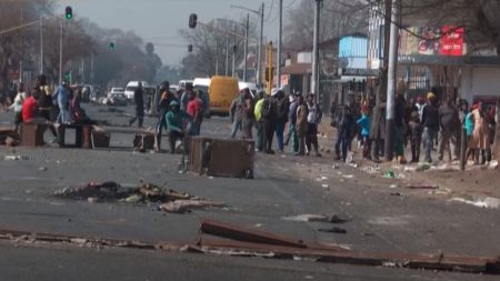 Χάος στη Νότια Αφρική – Λεηλασίες και 32 νεκροί