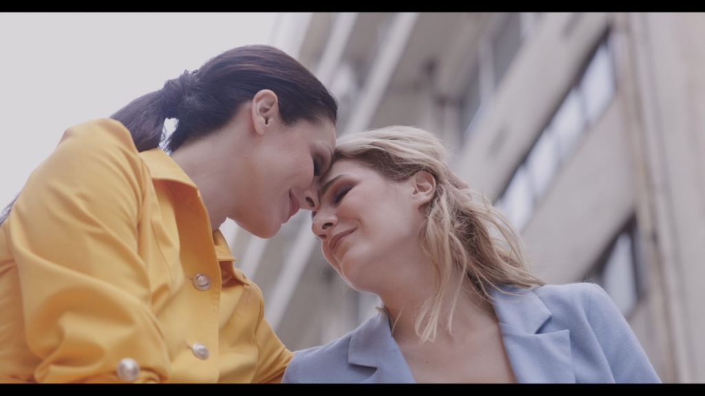 Βίκυ Καρατζόγλου : «Μαζί θα φύγουμε καρδιά μου»