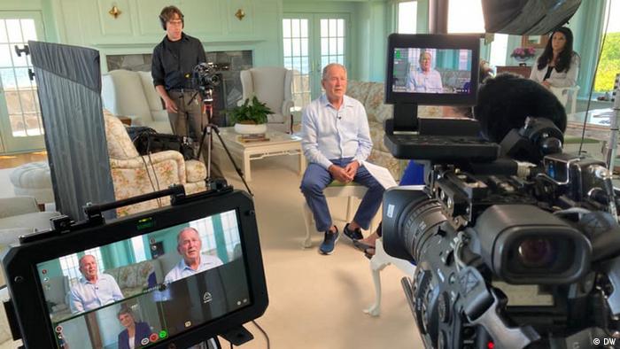 Ο Μπους πλέκει το εγκώμιο της Μέρκελ