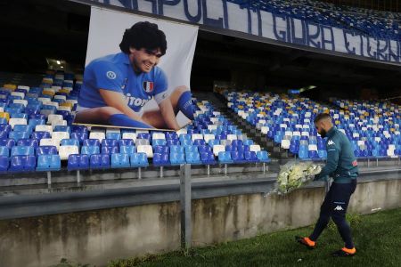 Το ποδόσφαιρο τιμά τον Μαραντόνα: Ιταλία – Αργεντινή στη μνήμη του «Θεού»