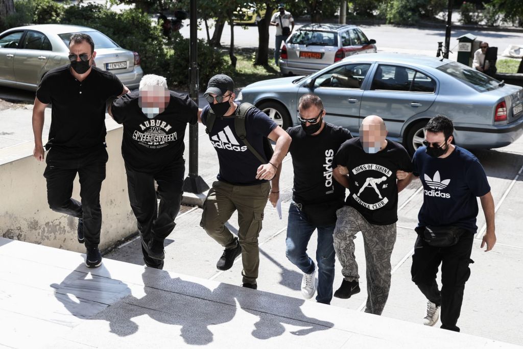 Ηλιούπολη: Τι απαντά η Sirina Entertainment για το συμβόλαιο που υπέγραψε η 19χρονη