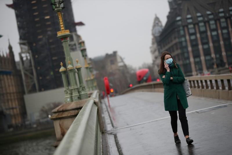 Βρετανία: Προβλέψεις για 100.000 κρούσματα τη μέρα- Παραμένει η μάσκα