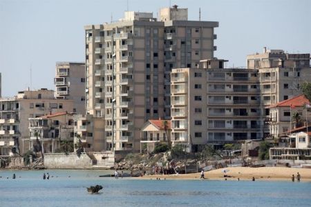 «Φρένο» στο άνοιγμα των Βαρωσίων ζητούν γερουσιαστές από Μπάιντεν