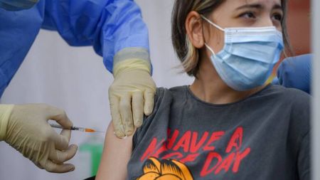 Εμβόλιο: Ανοιξαν τα ραντεβού για τους 15-17 ετών