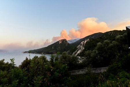 Φωτιά στη Σάμο: Εμπρησμό καταγγέλλει ο δήμαρχος