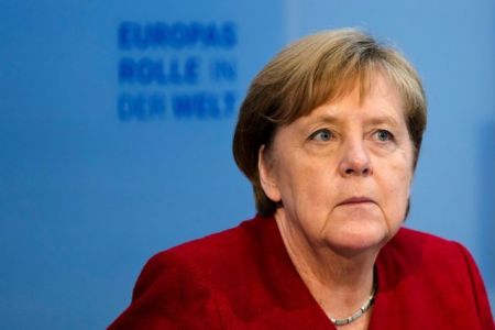 Γερμανία: Ο Zαν Κλοντ Γιουνκέρ αποκαλύπτει το λόγο του τρέμουλου της Μέρκελ