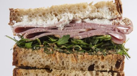 Σάντουιτς με μοσχαρίσιο νουά και λιαστή ντομάτα