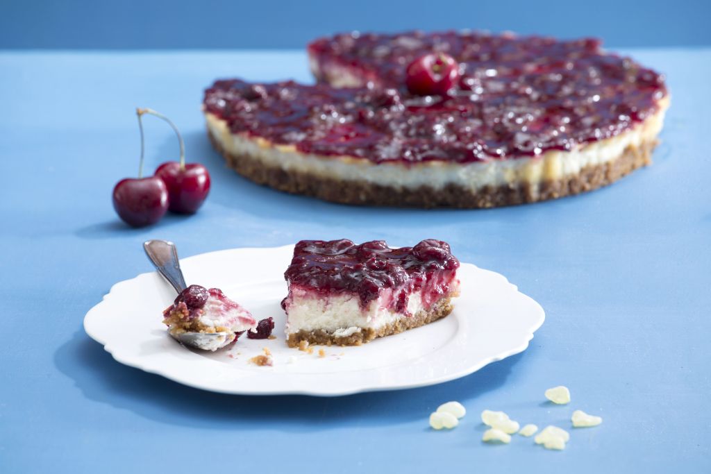 Τσίζκεϊκ με τυρί γαλένι και μαρμελάδα κεράσι