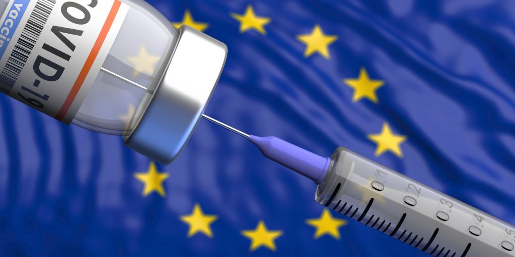 Bloomberg: Πιο σκληρή στάση από ΕΕ στους υποχρεωτικούς εμβολιασμούς
