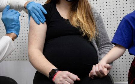 Γκάγκα σε γυναίκες: Αν θέλετε να κάνετε παιδιά εμβολιαστείτε – 3 έγκυες σε ΜΕΘ