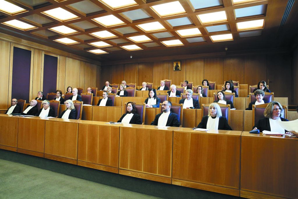 ΣτΕ: Νέος γύρος αναδρομικών 2,5 δισ. ευρώ για δώρα και επικουρικές