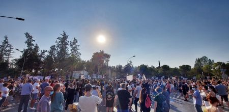 Kύπρος: Σοβαρά επεισόδια στο Προεδρικό Μέγαρο και σε τηλεοπτικό σταθμό για τα μέτρο κατά του κορωνοϊού