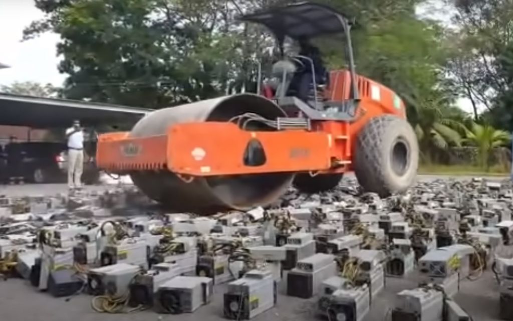 Bitcoin: H Μαλαισία τιμωρεί με οδοστρωτήρα εξορύκτες που έκλεβαν ρεύμα