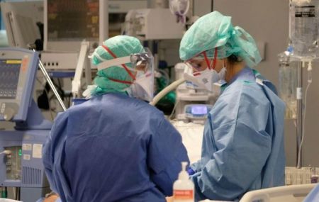 Κορωνοϊός : Αυξάνονται οι εισαγωγές ασθενών στα νοσοκομεία της χώρας – Ανεμβολίαστοι οι περισσότεροι